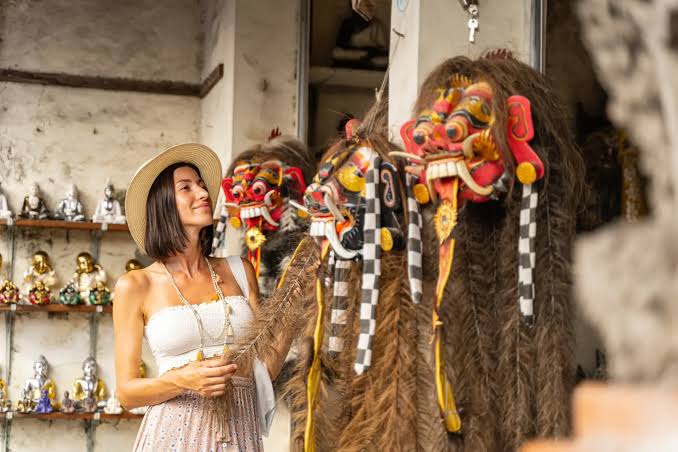 https://thalgaha.com/blog/img2/foreign_woman_at_the_masks.jpg