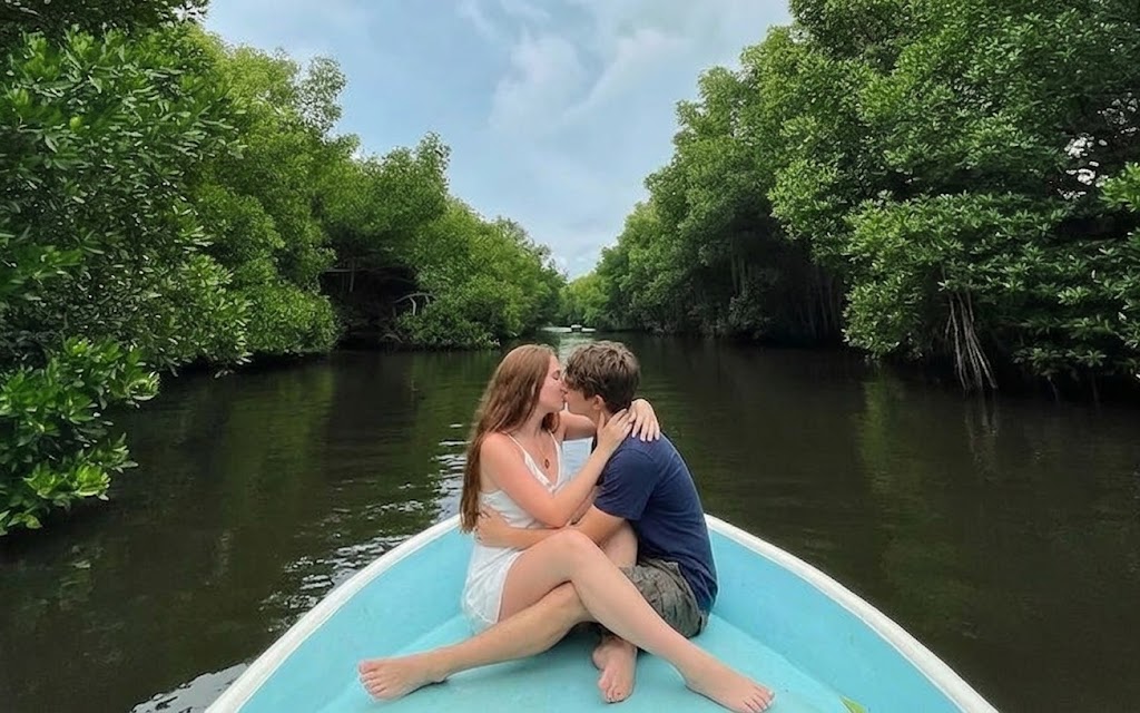 https://thalgaha.com/blog/img4/couple_kiss_at_the_madu_river.jpg